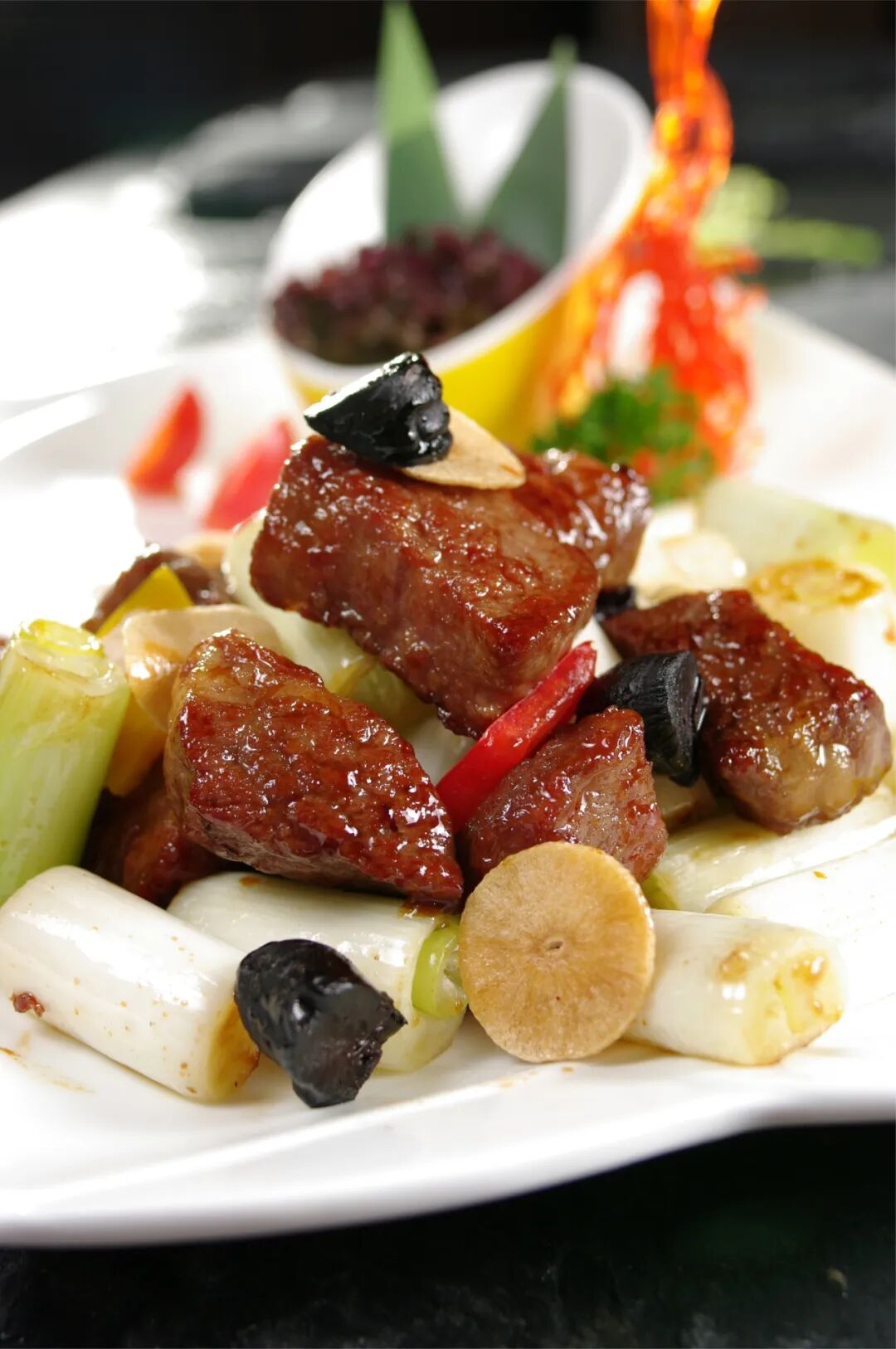 黑蒜爆雪花牛肉:一道非常受欢迎的白天鹅名菜,选用安格斯雪花牛肉,京