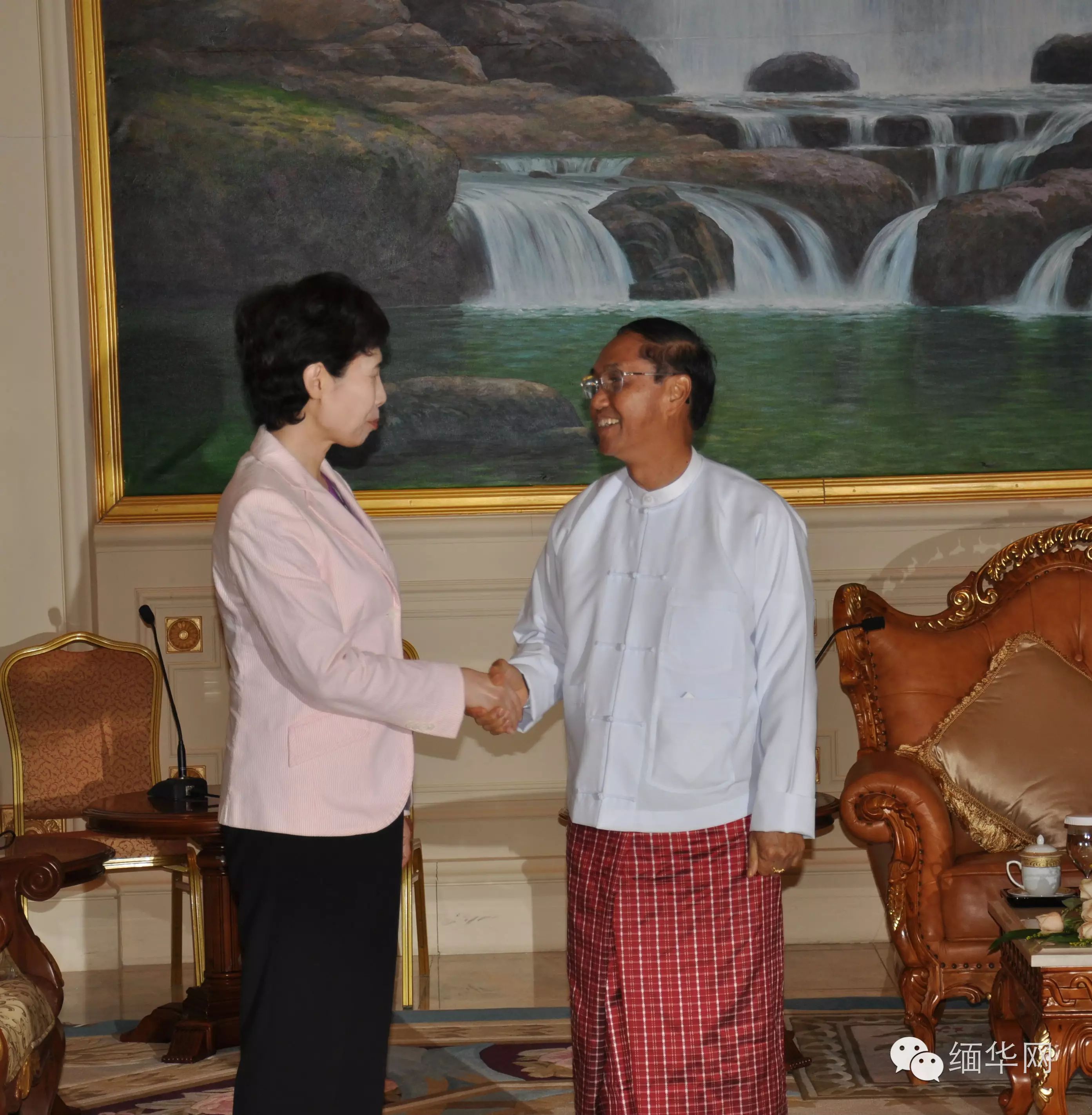 报道,8月25日,缅甸副总统吴敏瑞在总统府会见了中国商务部副部长高燕