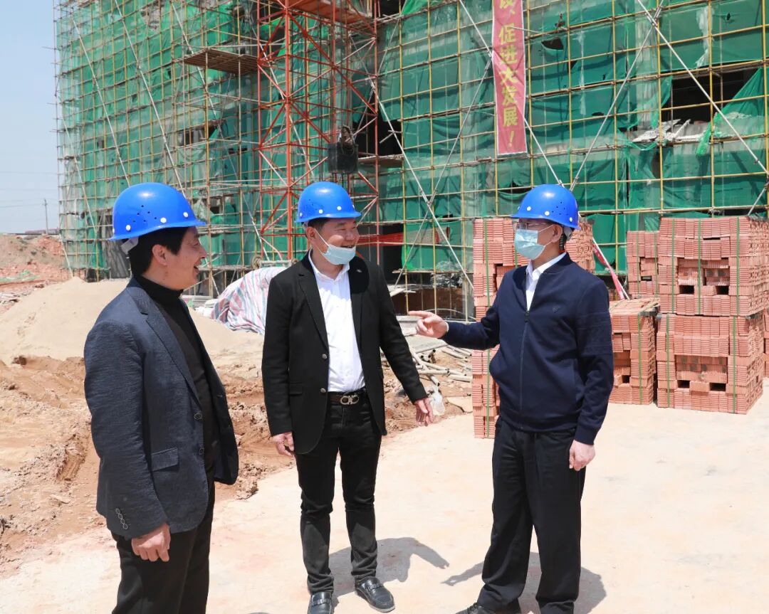 在江西鑫铂瑞科技有限公司,邓伟了解到公司项目用房建设一切顺利,各项