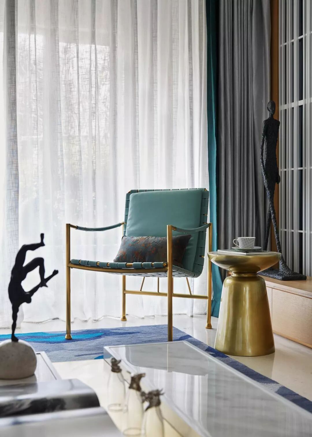 白金色调搭配孔雀绿，轻奢而时尚。