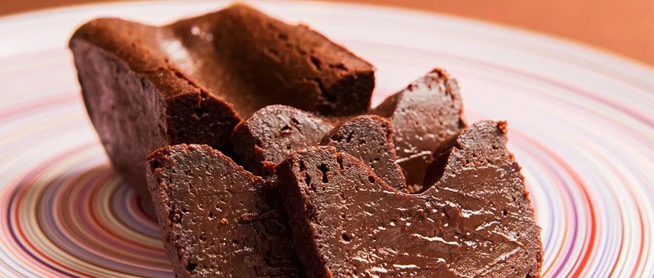 只卖一款3100日元的爆款巧克力蛋糕，配方仅使用4款材料。