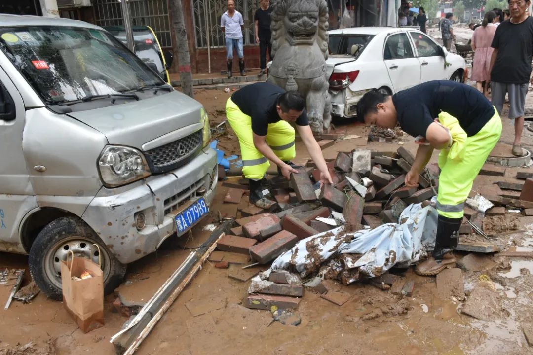 交警脱下雨衣裹住被困孩子抱进车内