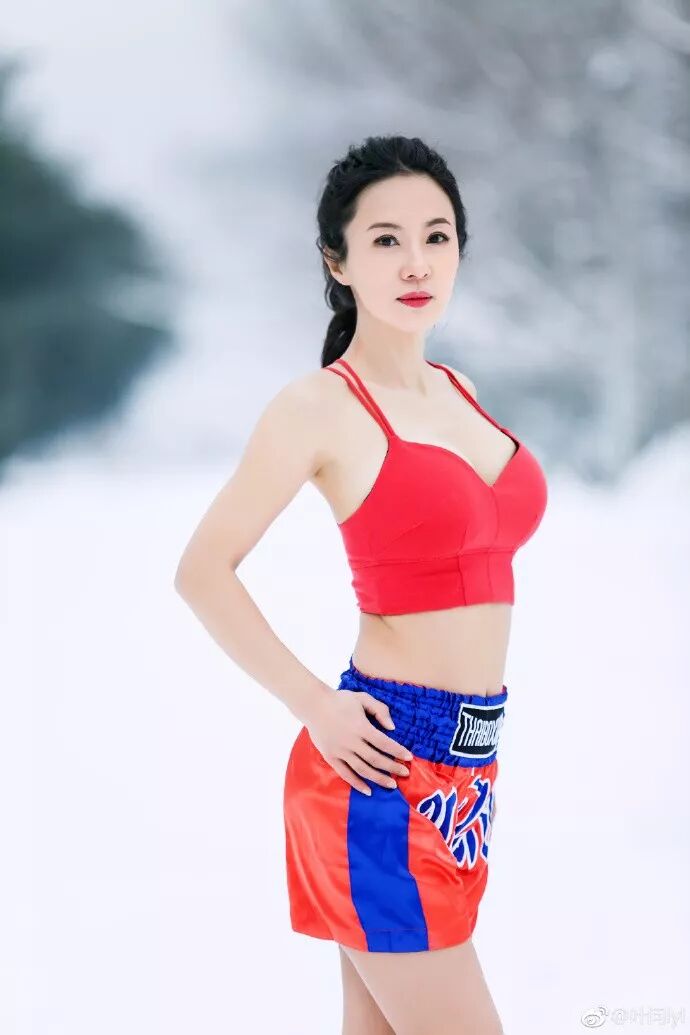 【美女】中国阿姨在低温下拍照片，网友惊呼受不了，性感火辣身材不输少女！（组图） - 46