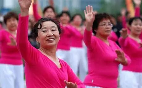 【美女】中国阿姨在低温下拍照片，网友惊呼受不了，性感火辣身材不输少女！（组图） - 45
