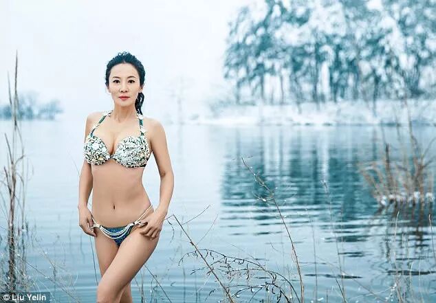 【美女】中国阿姨在低温下拍照片，网友惊呼受不了，性感火辣身材不输少女！（组图） - 5