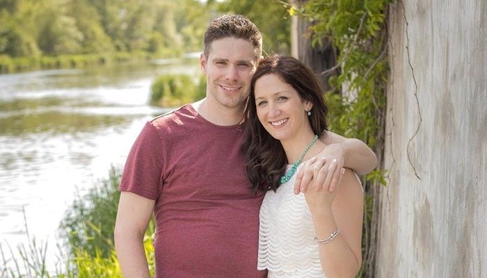 加拿大夫妇在拍婚纱照，新郎忽然跳进了附近的河流！原来是因为... ... ...