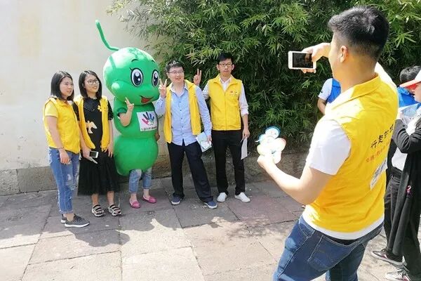 顺利答题后与垃圾分类小蚂蚁合照