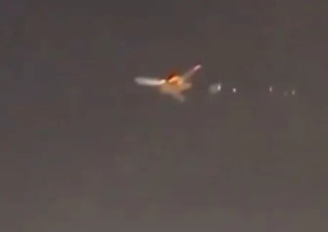 一架波音飞机左侧起火。　　