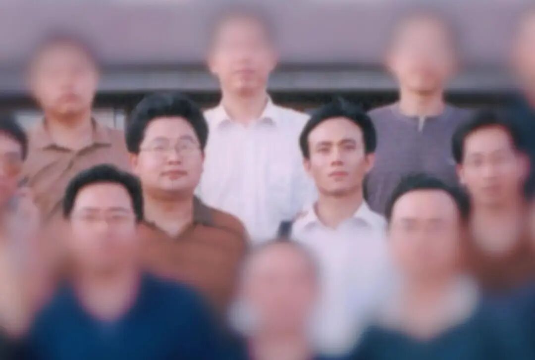 大学时期的刘一周（左）与张河清（右）。