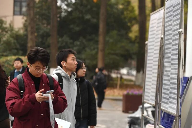 多地公告：招高薪公务员！全网热议