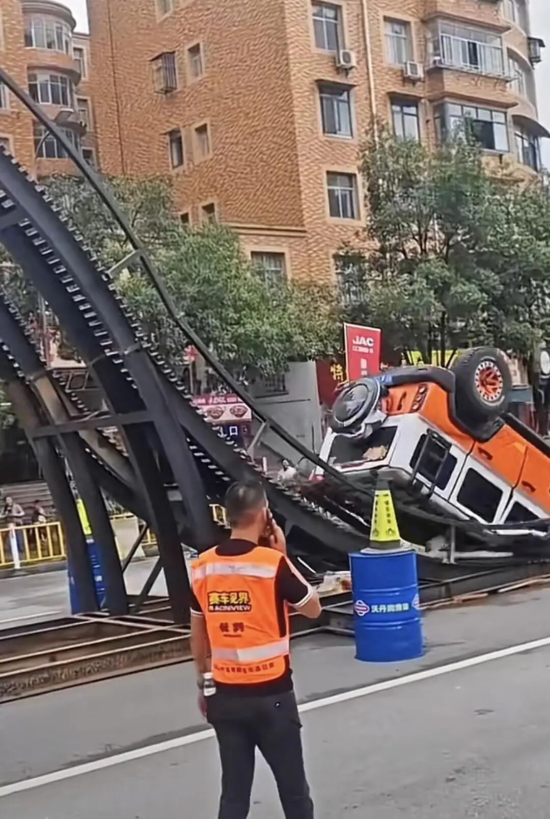 北汽集团称翻车的212汽车与其无关,北汽集团：涉事车出自北京汽车制造厂，与我无关