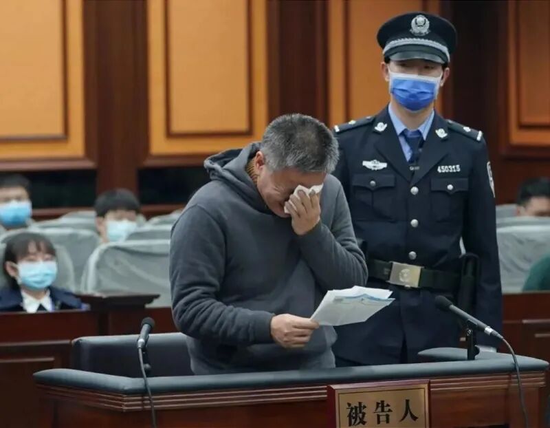 李新元在庭审现场陈述时声泪俱下,当庭表示认罪悔罪认罚,做出了深刻