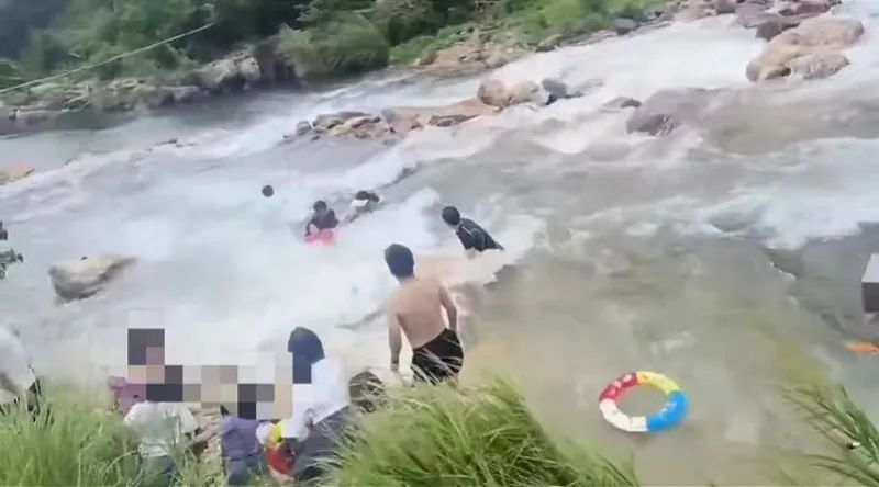 突发!2名驴友横渡溪流被冲走(图4) 图片