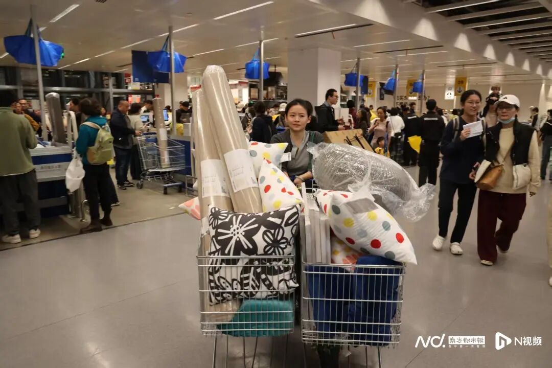 1月15日，宜家番禺商场内，正在采购的消费者。拍摄：邹卫。