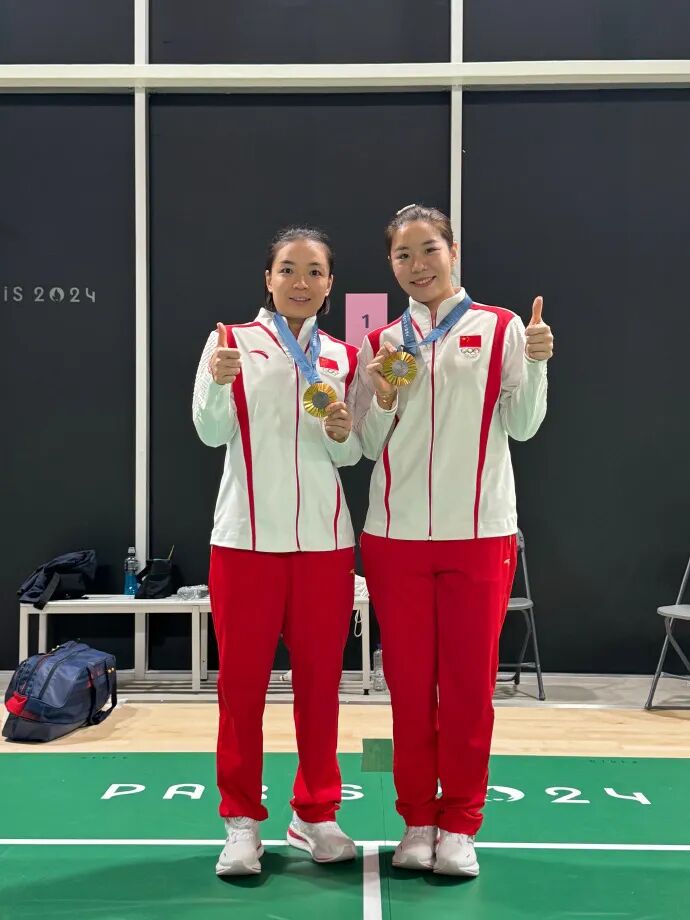 陈清晨（左）与贾一凡。