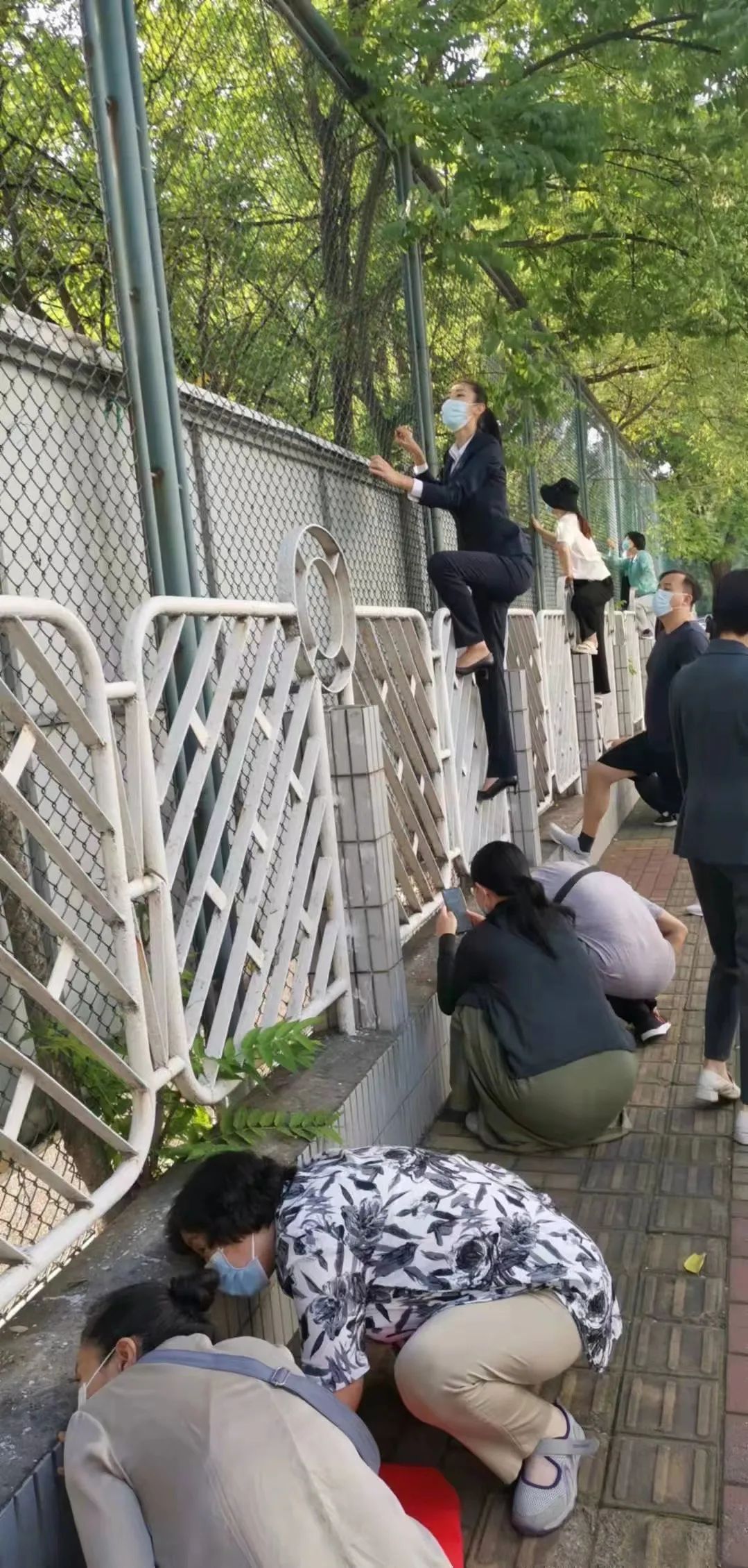 开学首日家长又开始“暗中观察”