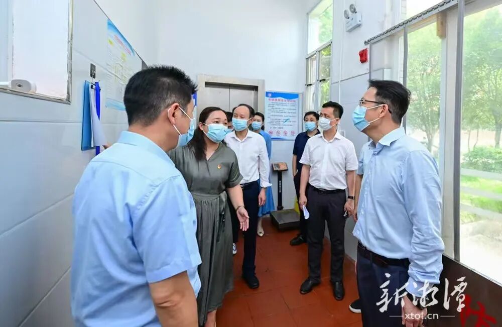 胡贺波在岳塘区火炬学校调研。（全媒体记者 方阳 摄）.png