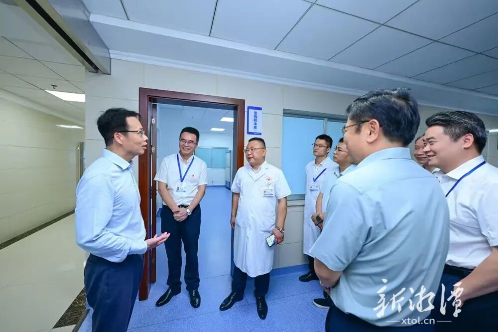 胡贺波在市第一人民医院调研。（全媒体记者 方阳 摄）.png