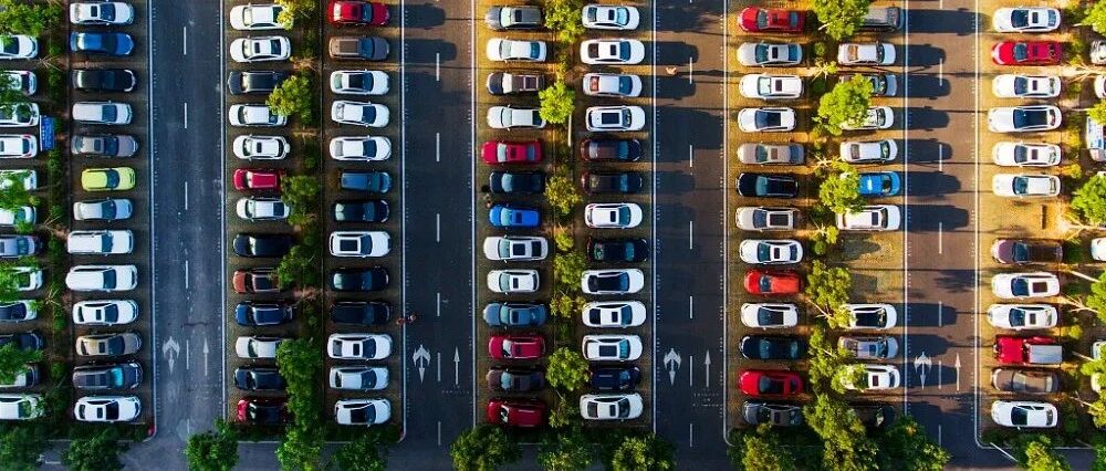 缺“芯”！产量腰斩！各大车企“慌”了？特斯拉股价暴跌25%，今年重点不是卖车，而是...