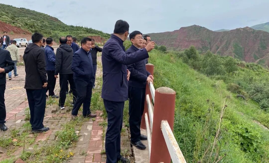 叶万彬赴玛沁县拉加镇检查指导防汛防洪和黄河流域入河排污口排查整治