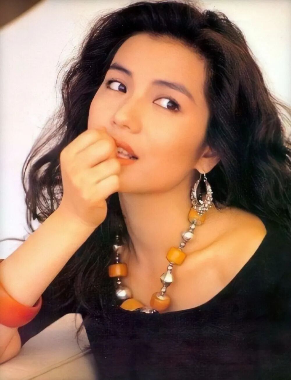 她是香港第一美人 拒绝周润发张国荣 却爱上穷小子 如今一生无子 孤独终老 创意果子微信公众号文章