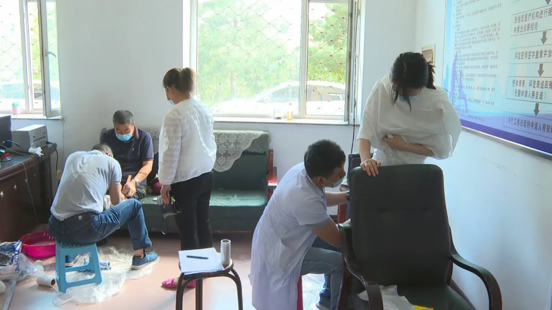 望奎县残联开展公益活动 免费为残疾人安装假肢 德林义肢为患者提供装配服务
