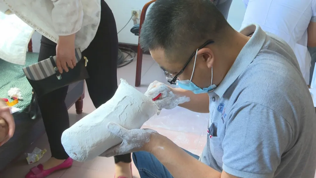 望奎县残联开展公益活动 免费为残疾人安装假肢 德林义肢为患者提供装配服务 望奎县残联开展公益活动 免费为残疾人安装假肢 德林义肢为患者提供装配服务