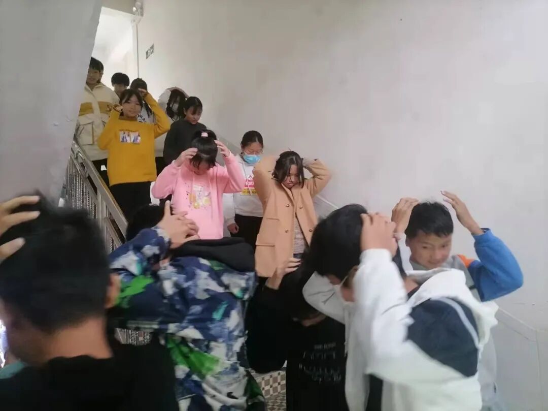 梅县区松口中学举行应急疏散演练活动