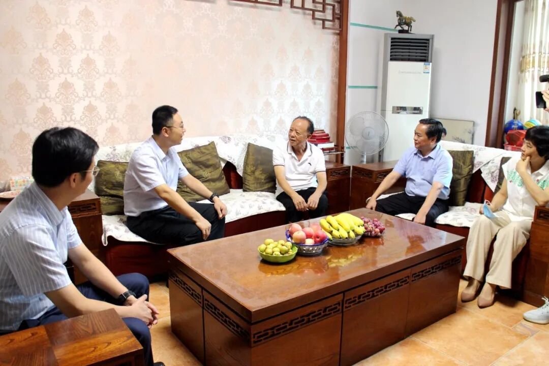 在丽群小学退休校长黄广福家中,吴泽桐,温助民详细询问了他的生活