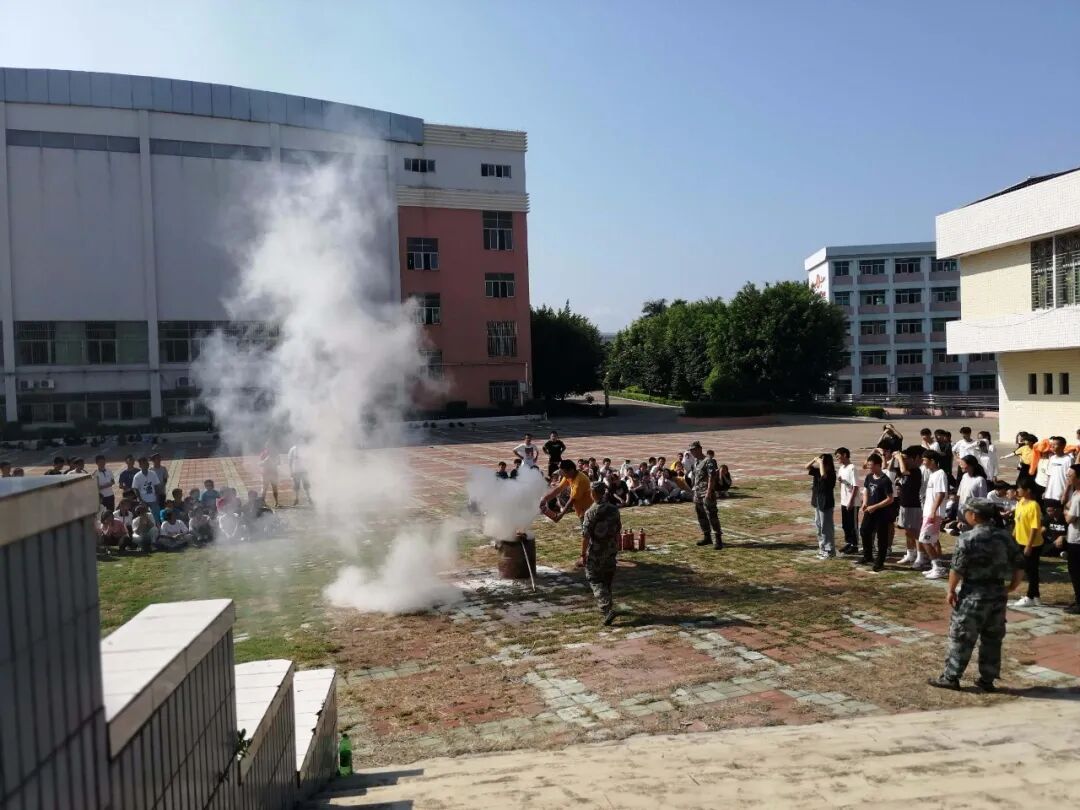 梅县区松口中学召开高一级学生军训总结大会