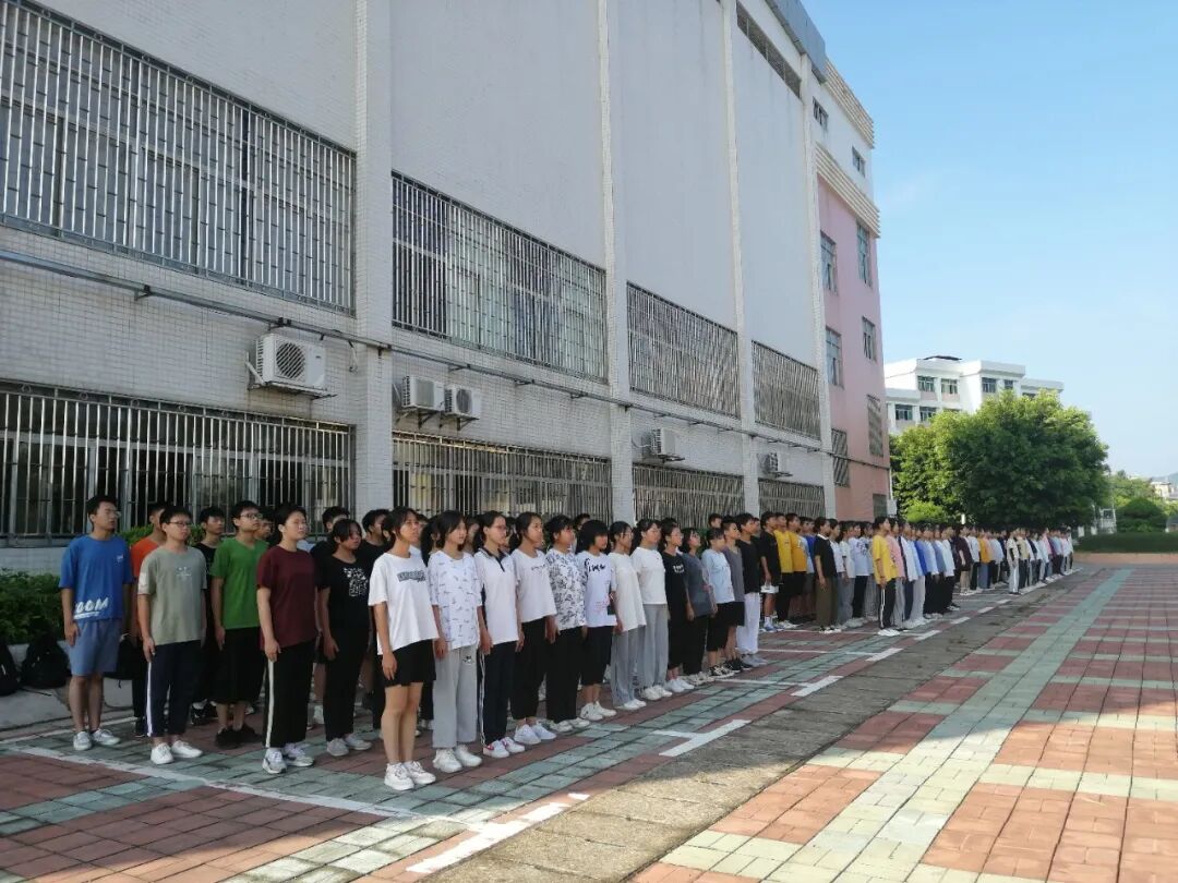 梅县区松口中学召开高一级学生军训总结大会