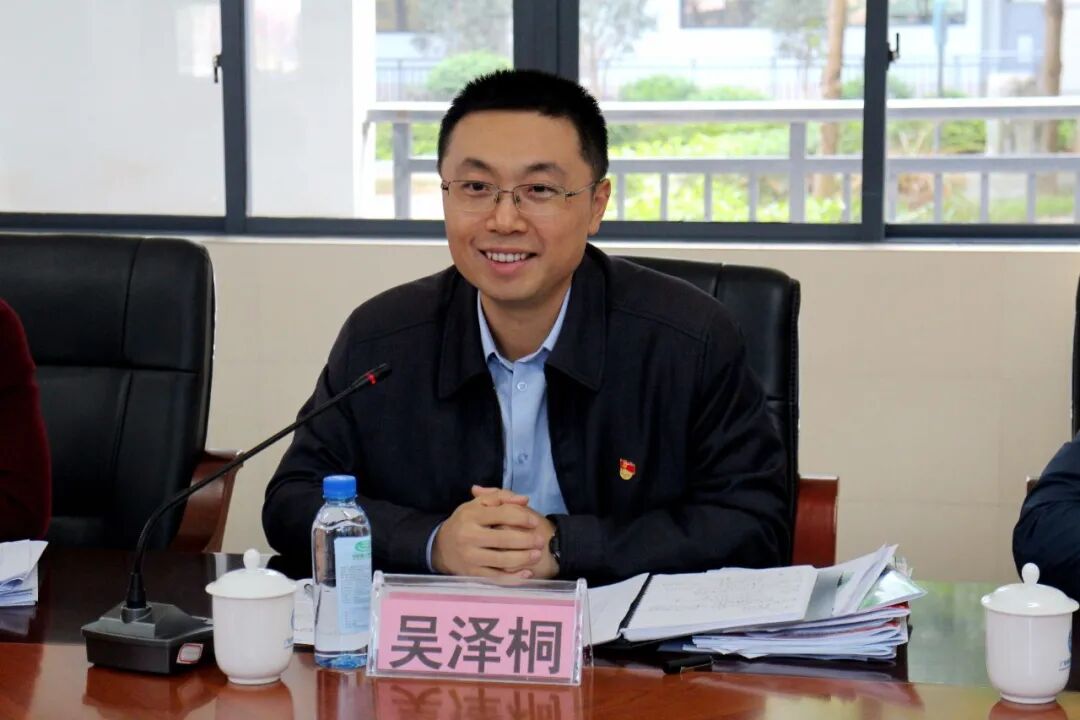 副市长梅县区委书记吴泽桐率队到梅县外国语学校调研学校思政教育和