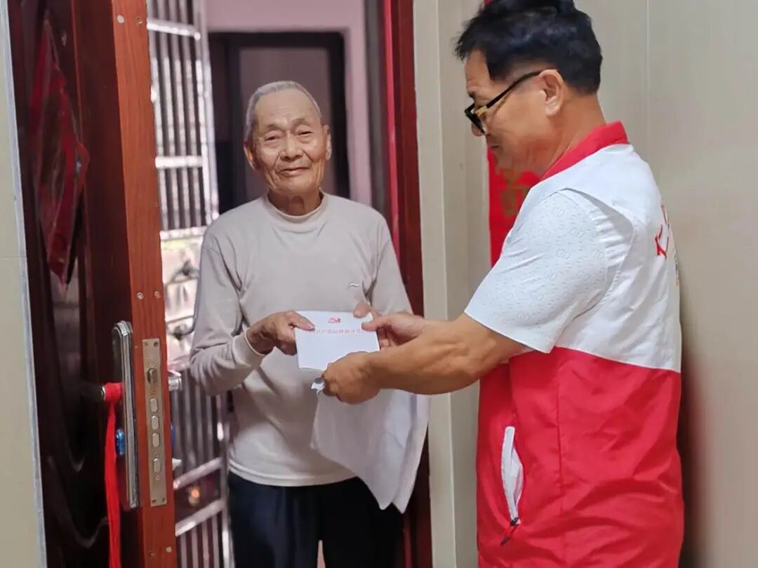 “初老”志愿者为“老老”开展送学上门服务