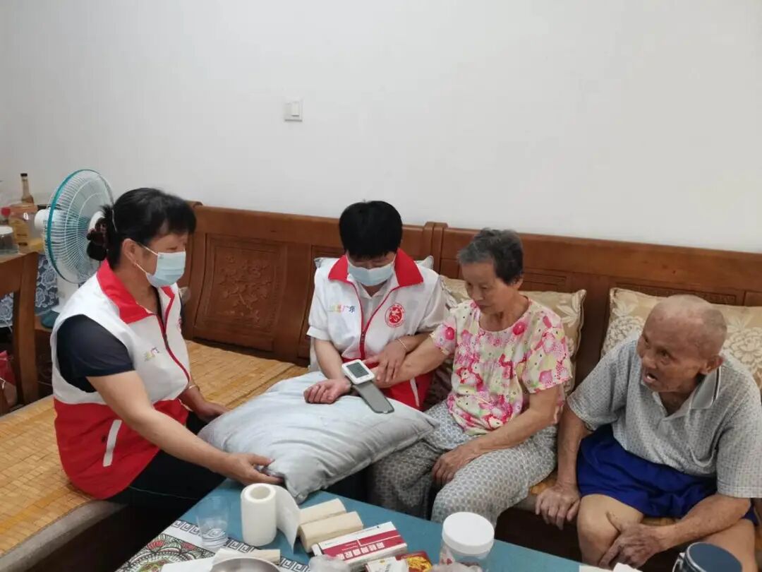 “初老”志愿队定期带着血压测量仪为“老老”上门测量血压