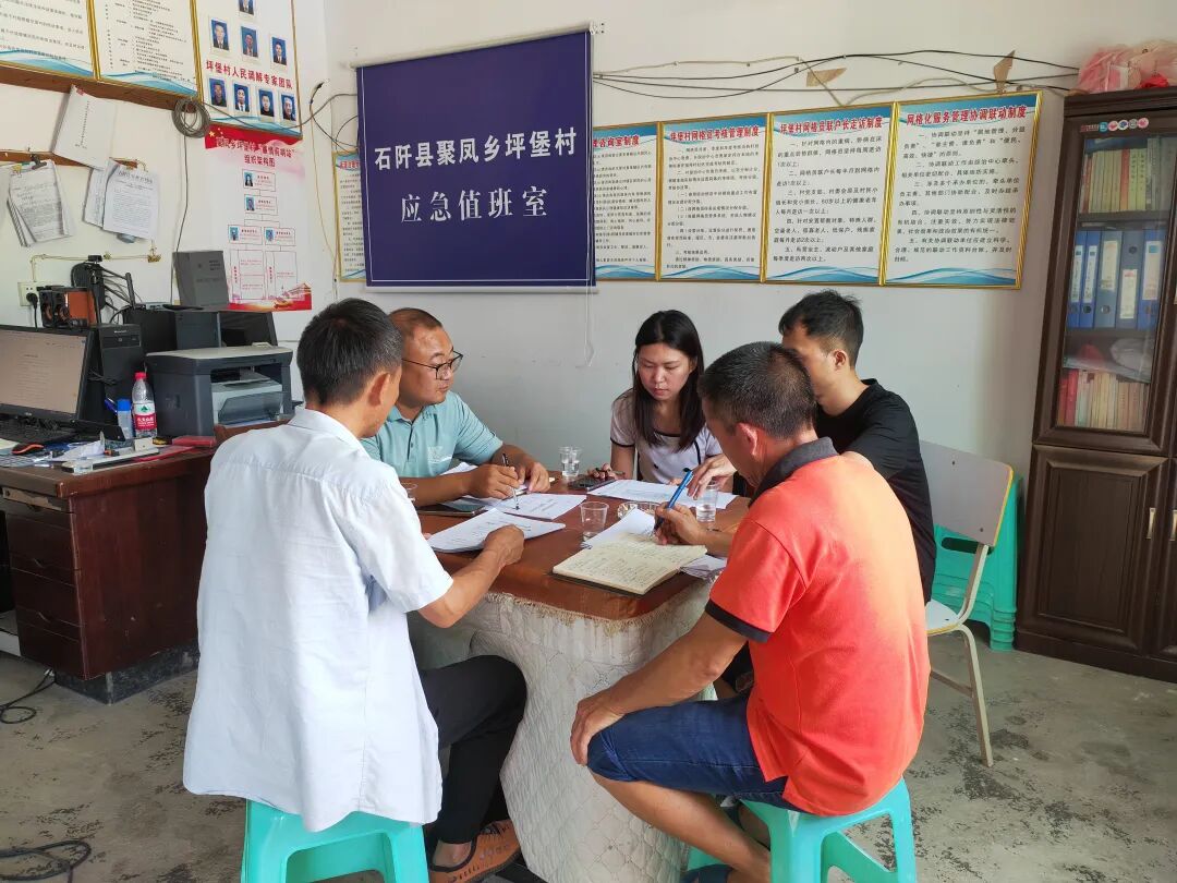 8月14日,乡党委委员,副乡长田洪谷到走马坪村,坪堡村,蓬寨村督导乡村