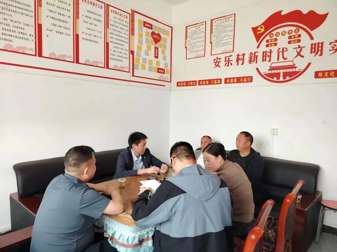 5月6日,乡党委书记杜超主持召开聚凤乡2024年巩固拓展脱贫攻坚同乡村