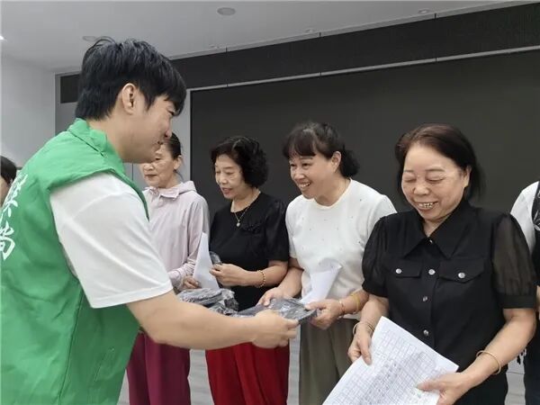 瓯海区开展“见‘圾’行动，‘浙’里分类”主题宣传活动