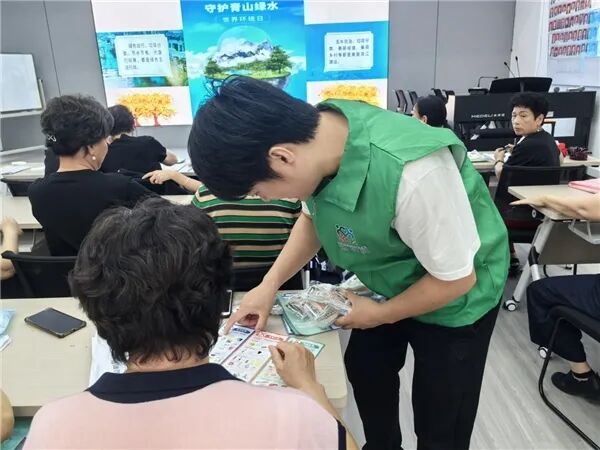 瓯海区开展“见‘圾’行动，‘浙’里分类”主题宣传活动