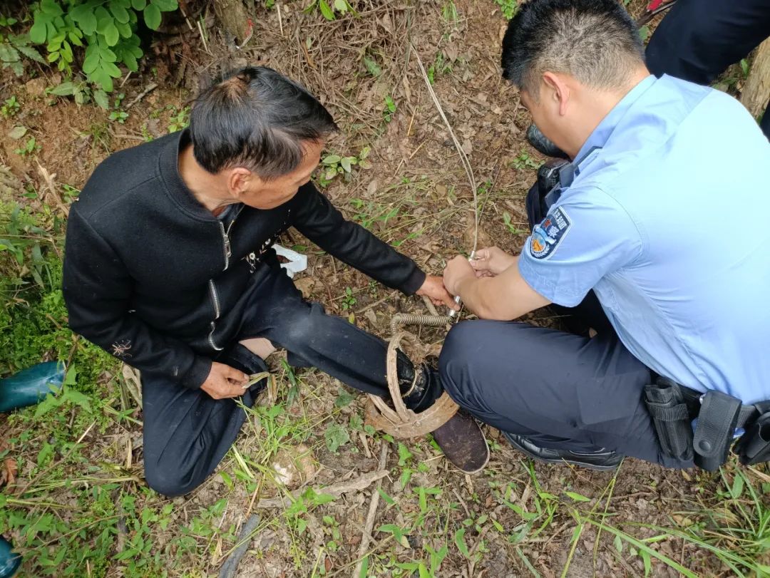 夹野兽的铁夹子捕猎图片