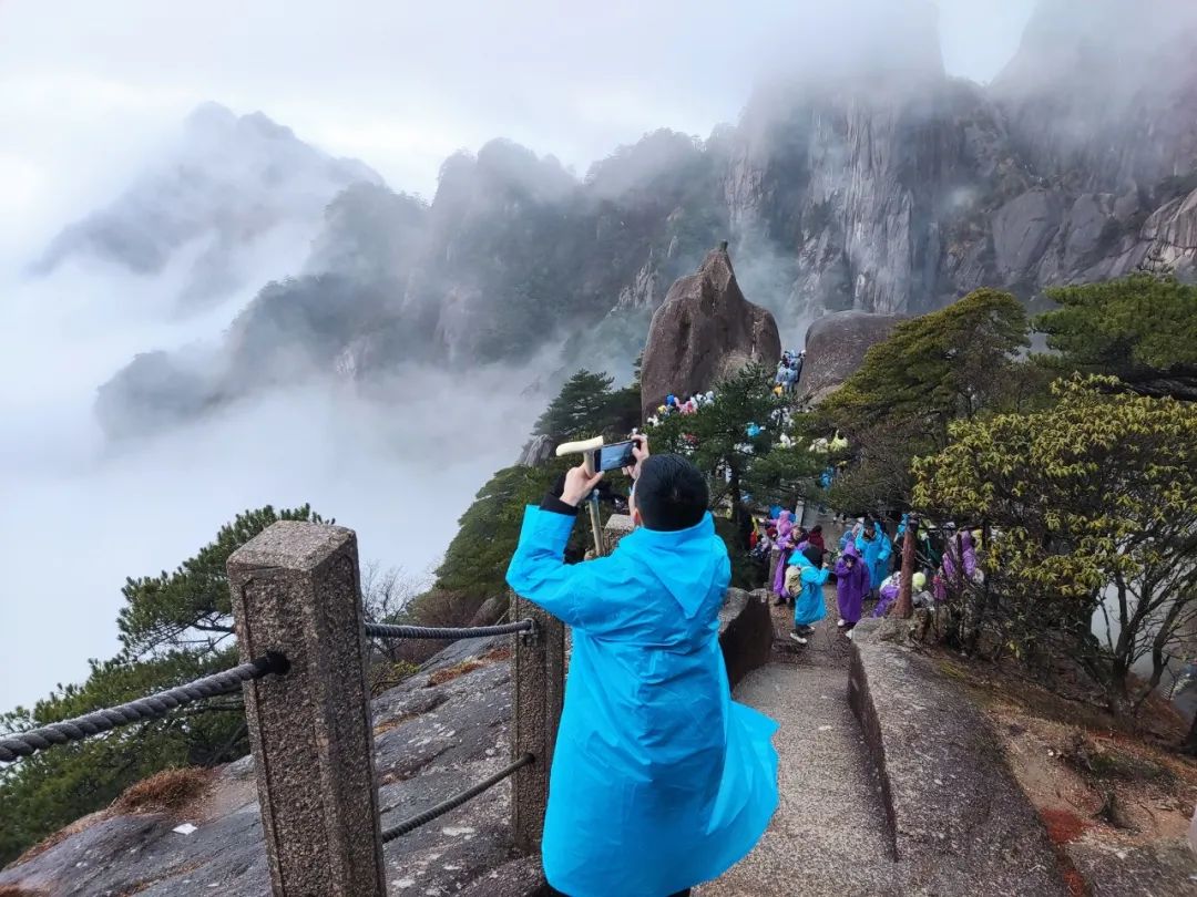 大皖新闻讯 1月23日,农历春节大年初二,黄山风景区旅游持续升温,全天