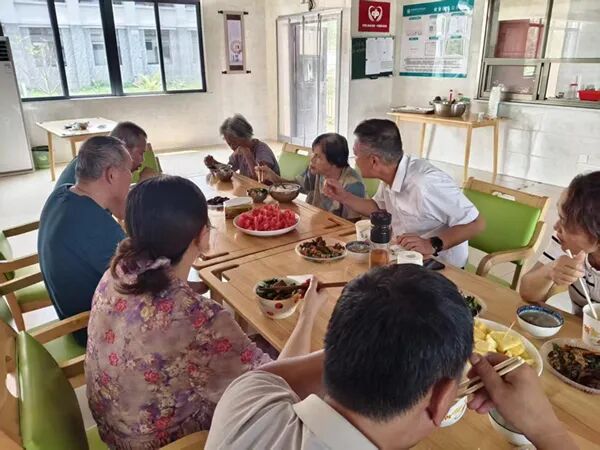 临高县民政局局长麦朝政在社会养老院陪餐。  黄伟摄