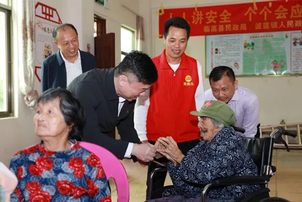 2025年10月29日，临高县政府办党支部联合县民政局党支部在波莲镇敬老院开展“九九重阳孝亲敬老”主题党日活动，临高县县长王挺陪伴老人谈心。 王小亮摄