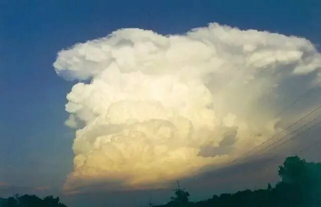 堡状层积云大多出现在早上,因为此时大气层结比较稳定,如果它在此时