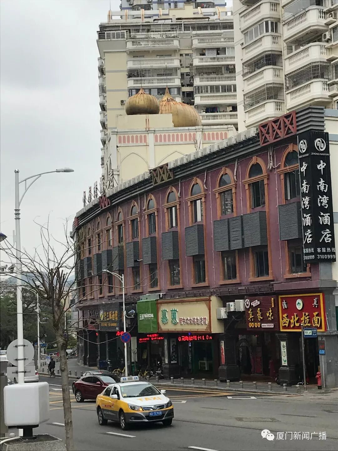 六层楼穹窿顶结构的厦门清真寺保存着两座石碑,被思明区政府列为未