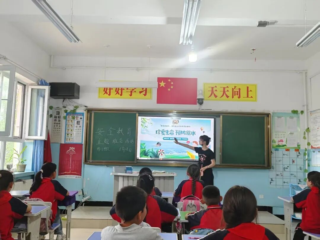李曦在天山北麓的牧区小学开展教学工作.jpg