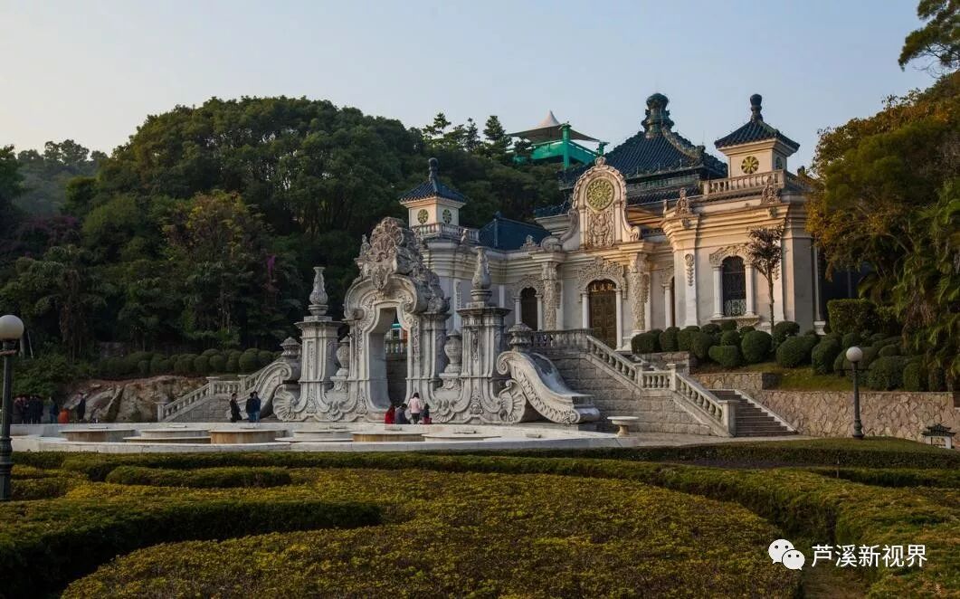 圆明园安佑宫内原有两对雕刻精美的华表.