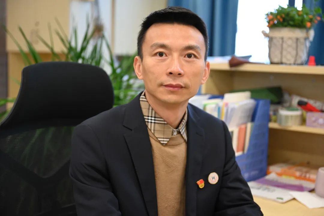 卢宏伟新中附小执行副校长教育硕士 中小学高级教师四川省"国培计划"