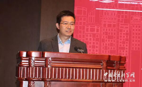 南京大学亚太发展研究中心主任石斌教授主持开幕式南京大学发展委员会