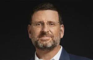 This is a portrait photo of Intuitive CEO Gary Guthart.