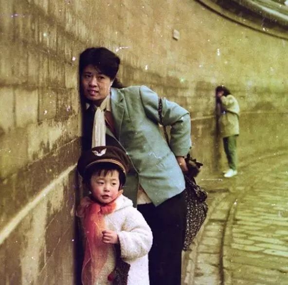 曲湿湿：法国艺术家从垃圾堆拯救85万张中国老照片，叠起来超过20层楼